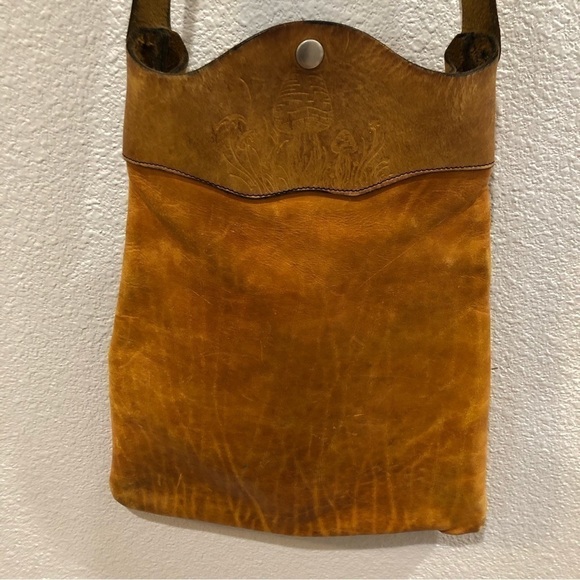 Vintage, possibly hand made,rustic tooled leather pouch with shoulder strap. - Picture 5 of 11